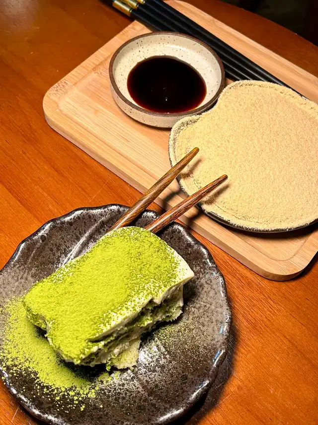 Japanese Fusion Café: Matcha Tiramisu & Mochi!